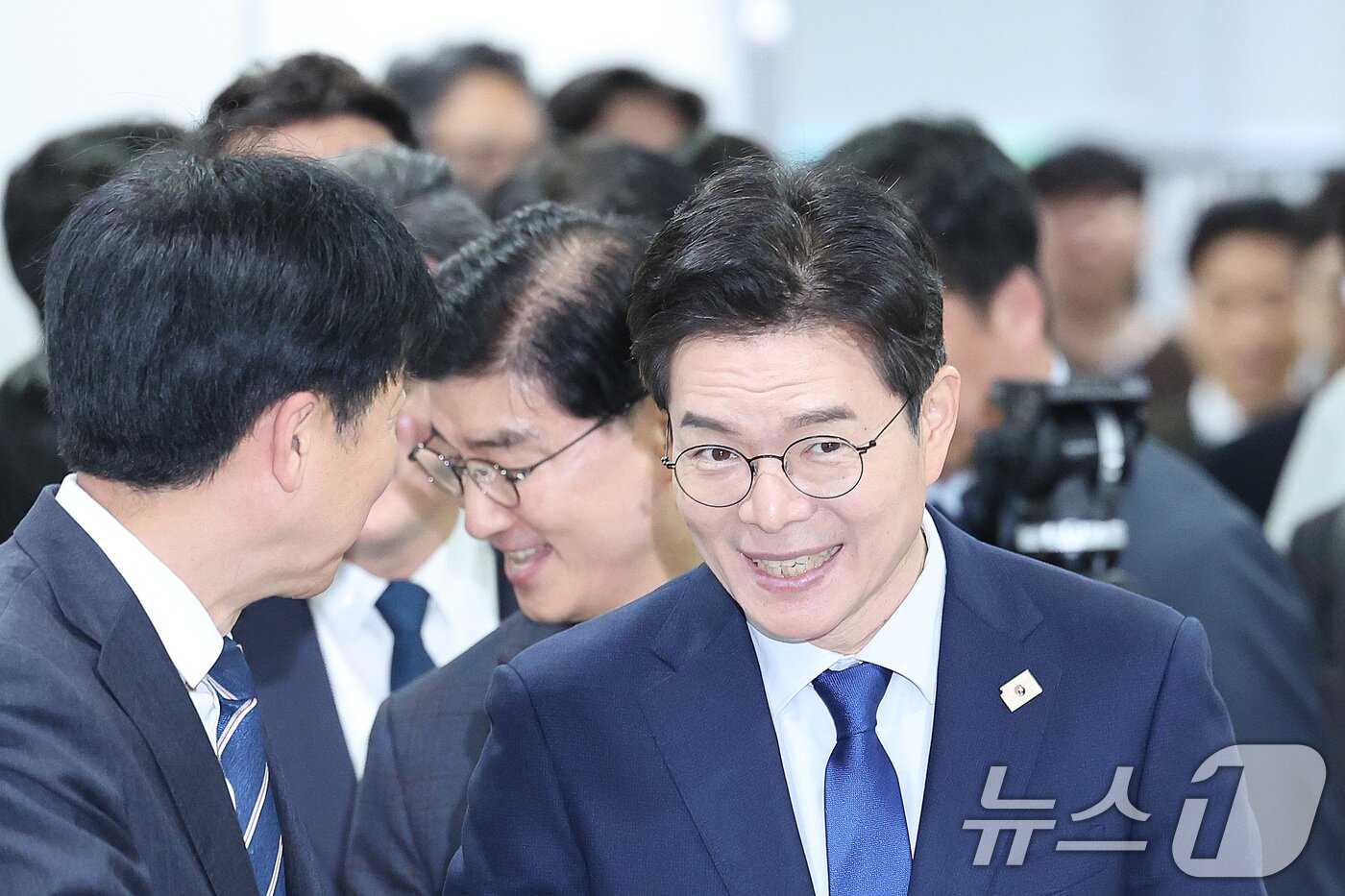 본문 이미지 - 6.3 지방선거 더불어민주당 서울시장 후보로 선출된 정원오 전 성동구청장이 10일 서울 여의도 국회 소통관에서 가진 기자회견에 앞서 의원들과 인사하고 있다. 2026.4.10 ⓒ 뉴스1 신웅수 기자