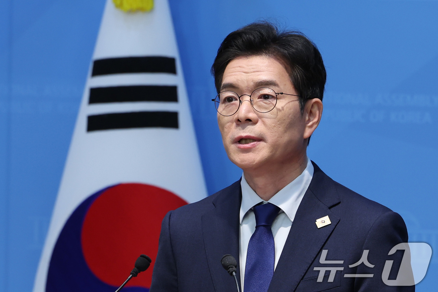 (서울=뉴스1) 신웅수 기자 = 6.3 지방선거 더불어민주당 서울시장 후보로 선출된 정원오 전 성동구청장이 10일 서울 여의도 국회 소통관에서 기자회견을 하고 있다. 2026.4. …