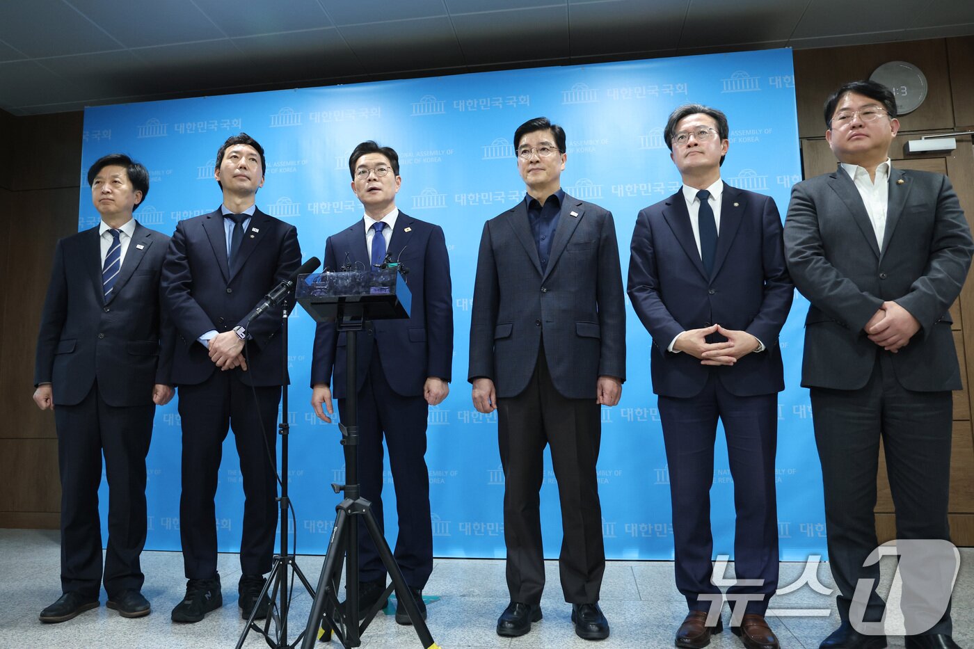 본문 이미지 - 6.3 지방선거 더불어민주당 서울시장 후보로 선출된 정원오 전 성동구청장이 10일 서울 여의도 국회 소통관에서 기자회견을 하고 있다. 2026.4.10 ⓒ 뉴스1 신웅수 기자