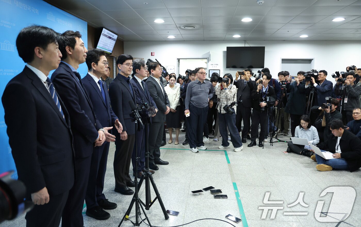 본문 이미지 - 6.3 지방선거 더불어민주당 서울시장 후보로 선출된 정원오 전 성동구청장이 10일 서울 여의도 국회 소통관에서 기자회견을 하고 있다. 2026.4.10 ⓒ 뉴스1 신웅수 기자