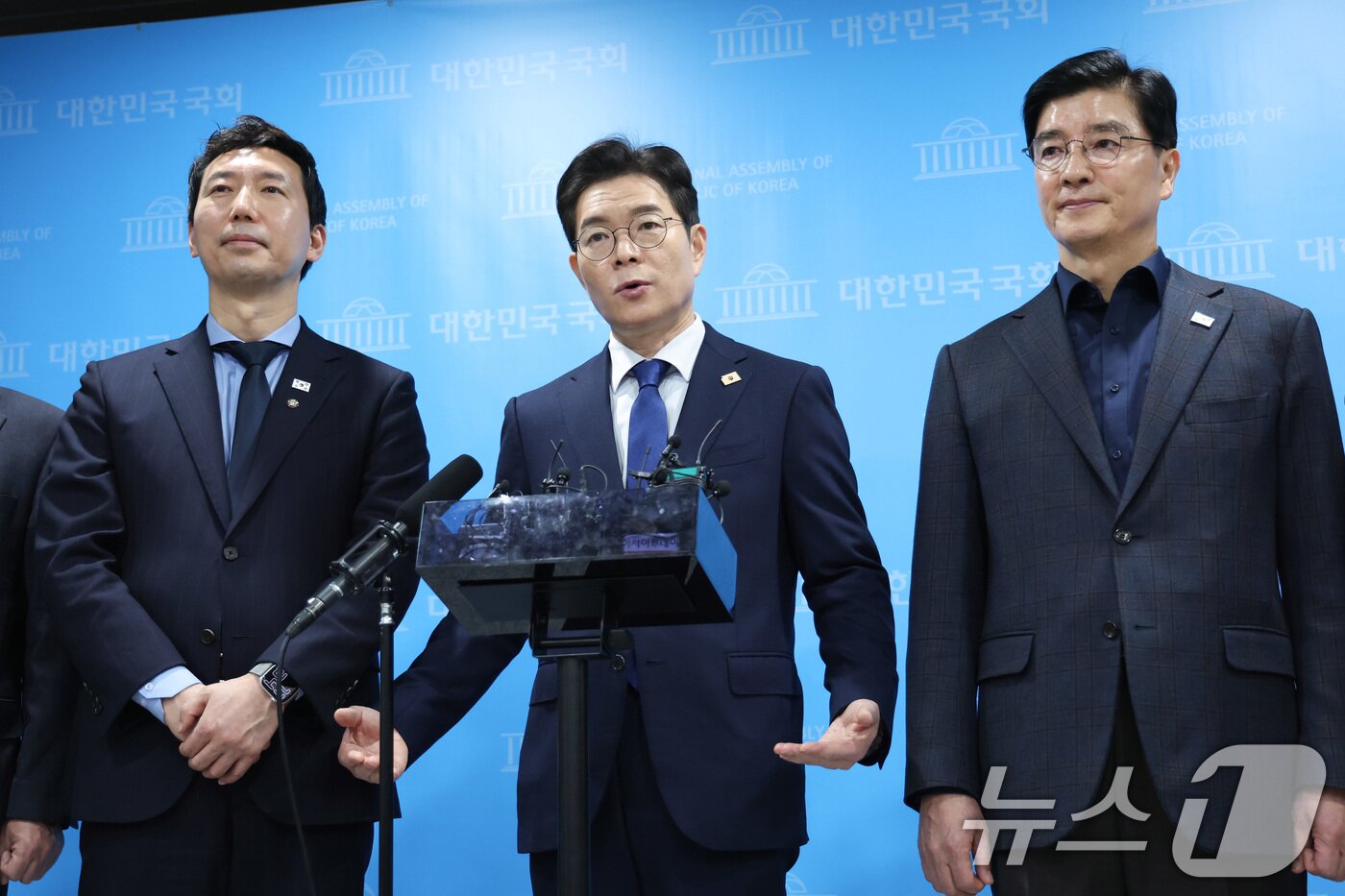 본문 이미지 - 6.3 지방선거 더불어민주당 서울시장 후보로 선출된 정원오 전 성동구청장이 10일 서울 여의도 국회 소통관에서 기자회견을 하고 있다. 2026.4.10 ⓒ 뉴스1 신웅수 기자