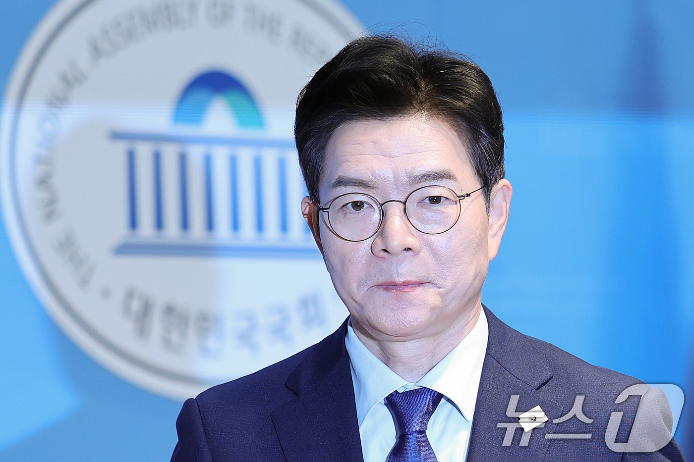 (서울=뉴스1) 신웅수 기자 = 6.3 지방선거 더불어민주당 서울시장 후보로 선출된 정원오 전 성동구청장이 10일 서울 여의도 국회 소통관에서 기자회견을 마친 후 회견장을 나서고 …