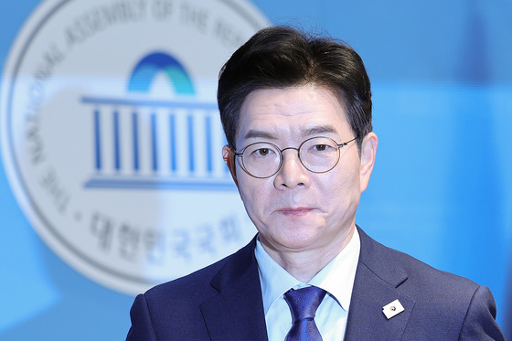 기자회견장 나서는 정원오