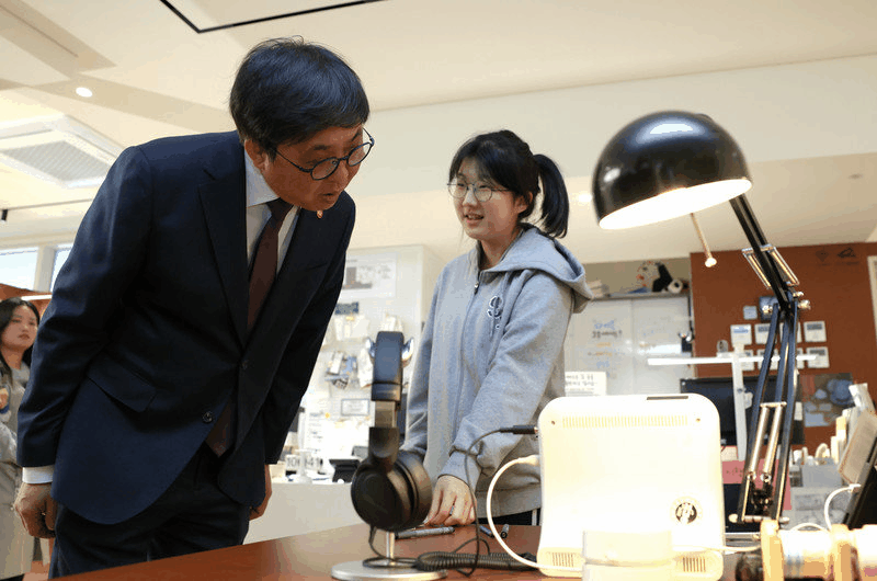 본문 이미지 - 최휘영 문체부 장관은 10일 도서관의 날 기념식에 앞서 선유도서관 2층과 3층에서 선유중학교 1학년 간우빈, 한지후, 제연우, 장윤서, 박시은, 3학년 김은선, 권나예, 최수연 학생 등을 만나 설명을 듣고 있다.