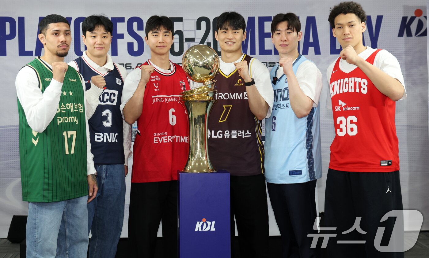 본문 이미지 - 10일 서울 강남구 KBL센터에서 열린 '2025-2026 LG전자 프로농구 플레이오프 미디어데이'에서 6강 플레이오프에 진출한 선수들이 우승 트로피를 두고 기념촬영을 하고 있다. 2026.4.10 ⓒ 뉴스1 황기선 기자