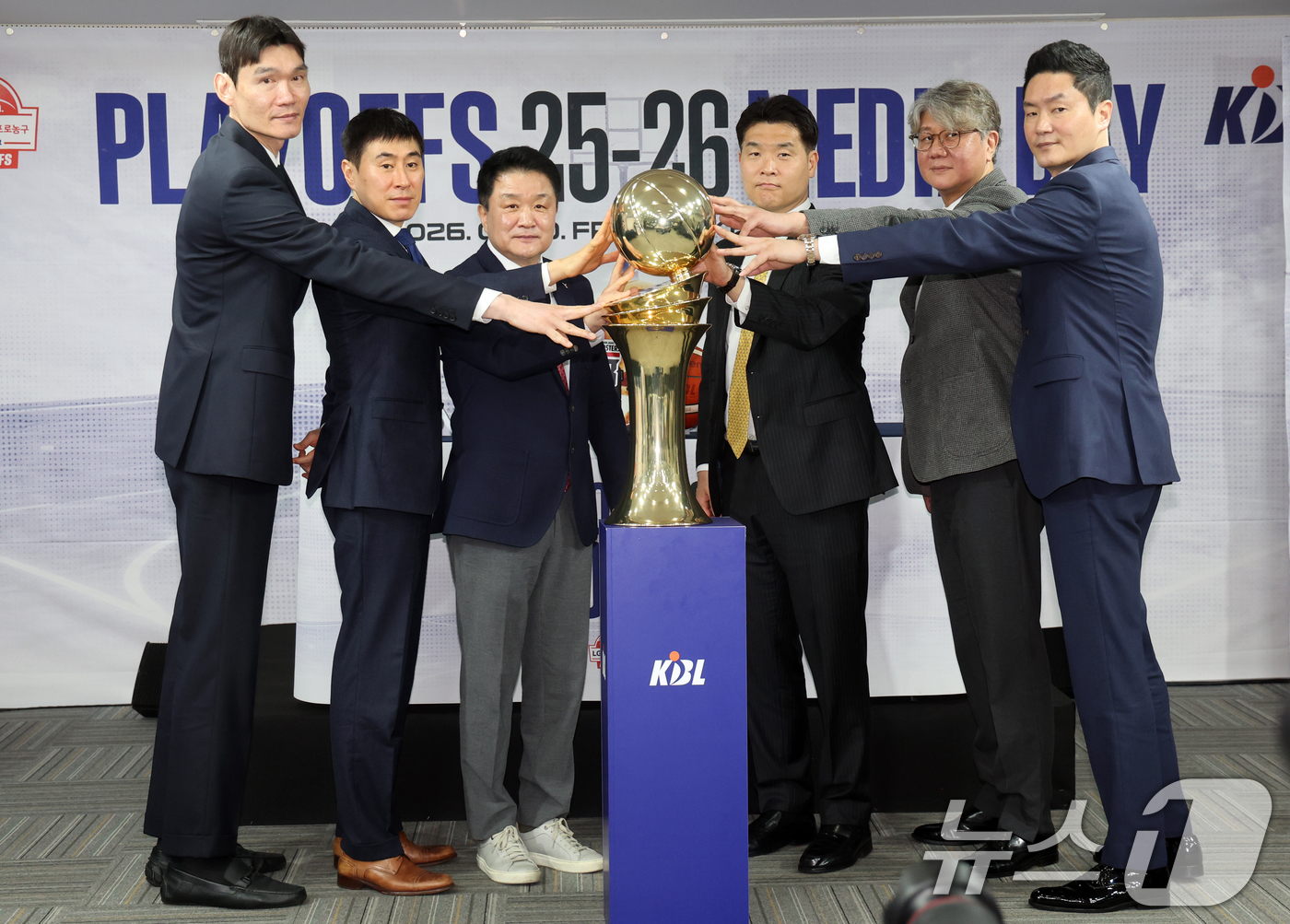 (서울=뉴스1) 황기선 기자 = 10일 서울 강남구 KBL센터에서 열린 '2025-2026 LG전자 프로농구 플레이오프 미디어데이'에서 6강 플레이오프에 진출한 감독들이 우승 트로 …