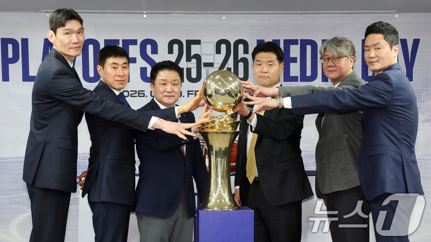(서울=뉴스1) 황기선 기자 = 10일 서울 강남구 KBL센터에서 열린 '2025-2026 LG전자 프로농구 플레이오프 미디어데이'에서 6강 플레이오프에 진출한 감독들이 우승 트로 …