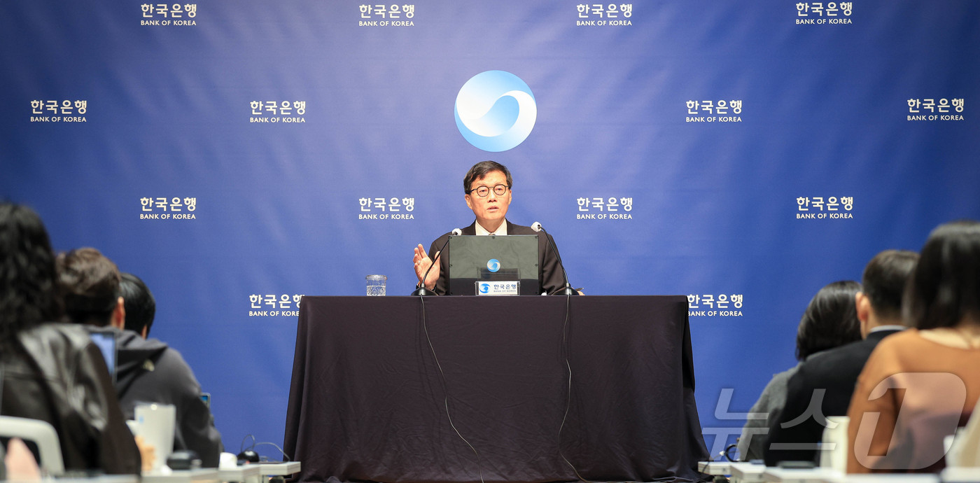 (서울=뉴스1) 사진공동취재단 = 이창용 한국은행 총재가 10일 서울 중구 한국은행에서 열린 통화정책방향 기자간담회에서 취재진 질문에 답하고 있다.  2026.4.10/뉴스1