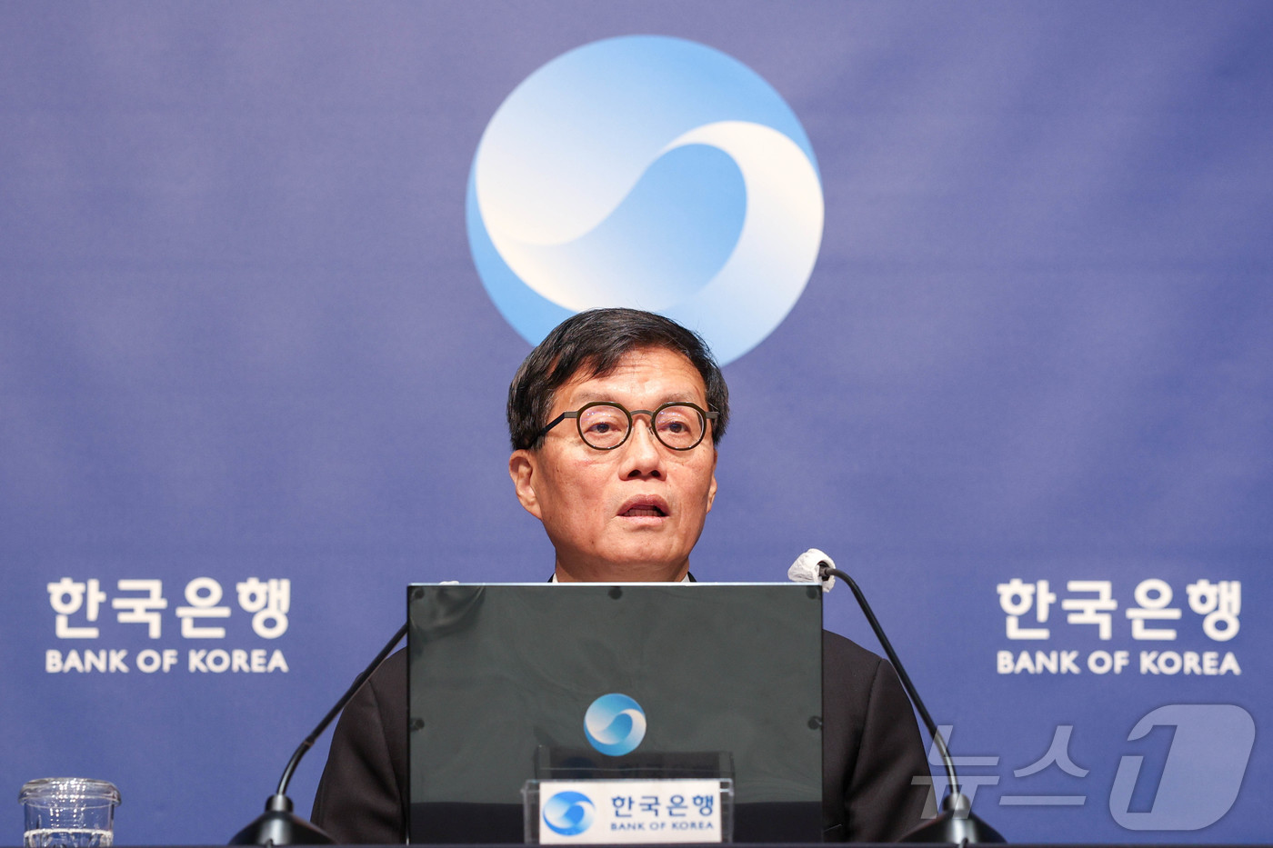 (서울=뉴스1) 사진공동취재단 = 이창용 한국은행 총재가 10일 서울 중구 한국은행에서 열린 통화정책방향 기자간담회에서 취재진 질문에 답하고 있다.  2026.4.10/뉴스1