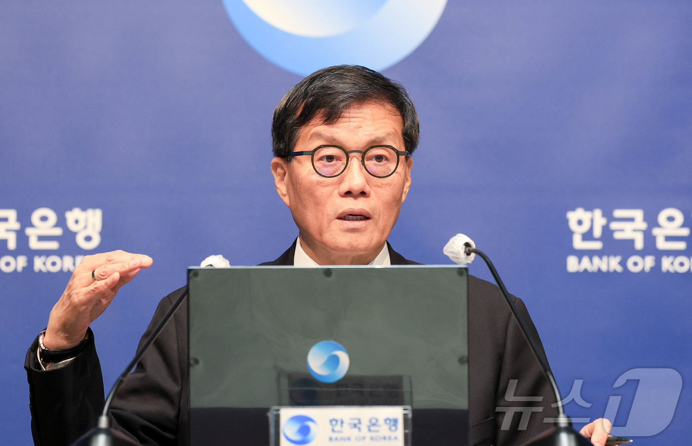 (서울=뉴스1) 사진공동취재단 = 이창용 한국은행 총재가 10일 서울 중구 한국은행에서 열린 통화정책방향 기자간담회에서 취재진 질문에 답하고 있다.  2026.4.10/뉴스1