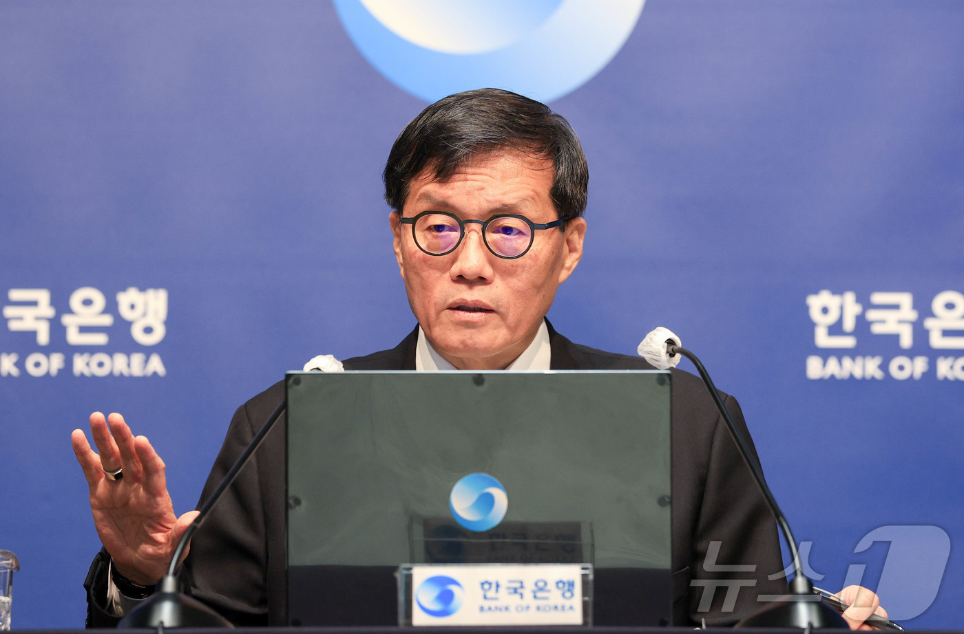 (서울=뉴스1) 사진공동취재단 = 이창용 한국은행 총재가 10일 서울 중구 한국은행에서 열린 통화정책방향 기자간담회에서 취재진 질문에 답하고 있다.  2026.4.10/뉴스1
