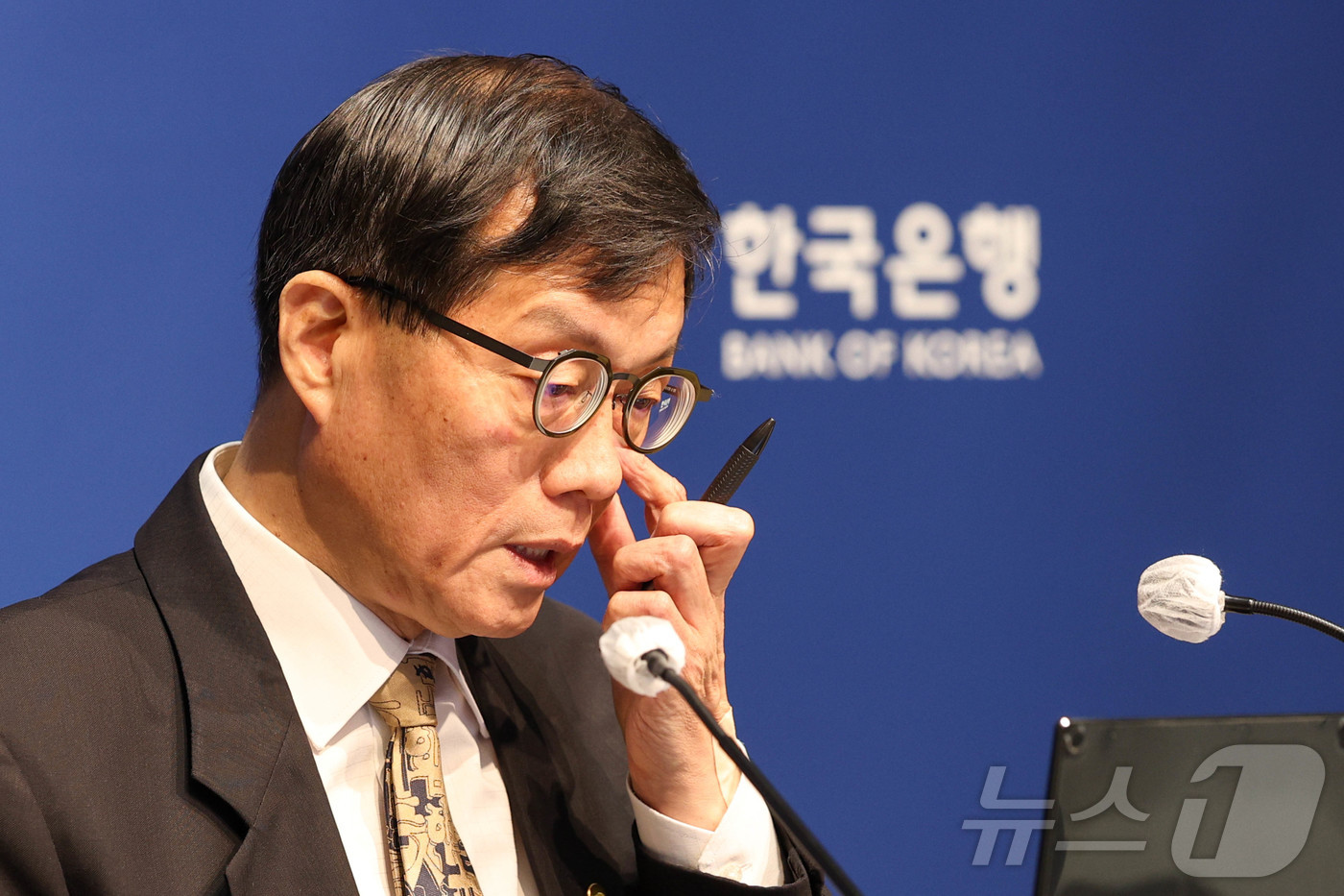 (서울=뉴스1) 사진공동취재단 = 이창용 한국은행 총재가 10일 서울 중구 한국은행에서 열린 통화정책방향 기자간담회에서 취재진 질문에 답하고 있다.  2026.4.10/뉴스1