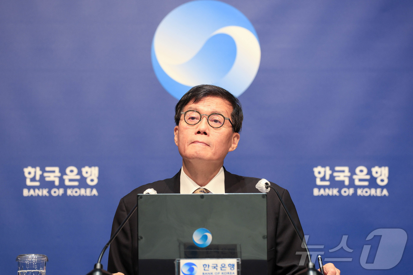(서울=뉴스1) 사진공동취재단 = 이창용 한국은행 총재가 10일 서울 중구 한국은행에서 열린 통화정책방향 기자간담회에서 취재진 질문을 받고 있다.  2026.4.10/뉴스1