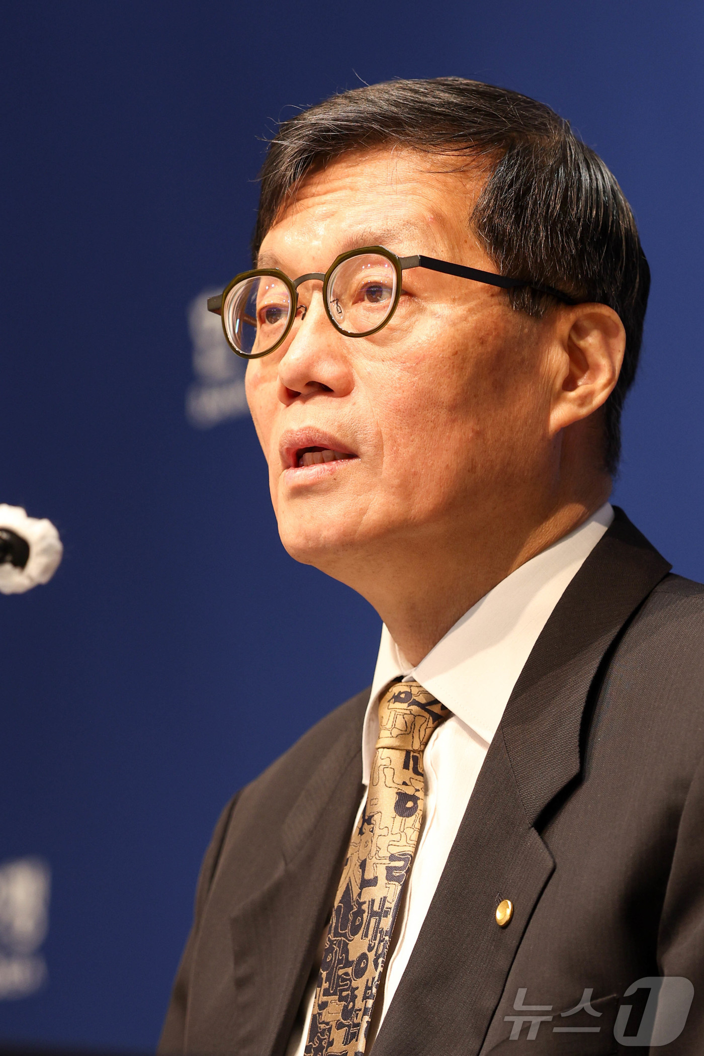 (서울=뉴스1) 사진공동취재단 = 이창용 한국은행 총재가 10일 서울 중구 한국은행에서 열린 통화정책방향 기자간담회에서 취재진 질문에 답하고 있다.  2026.4.10/뉴스1