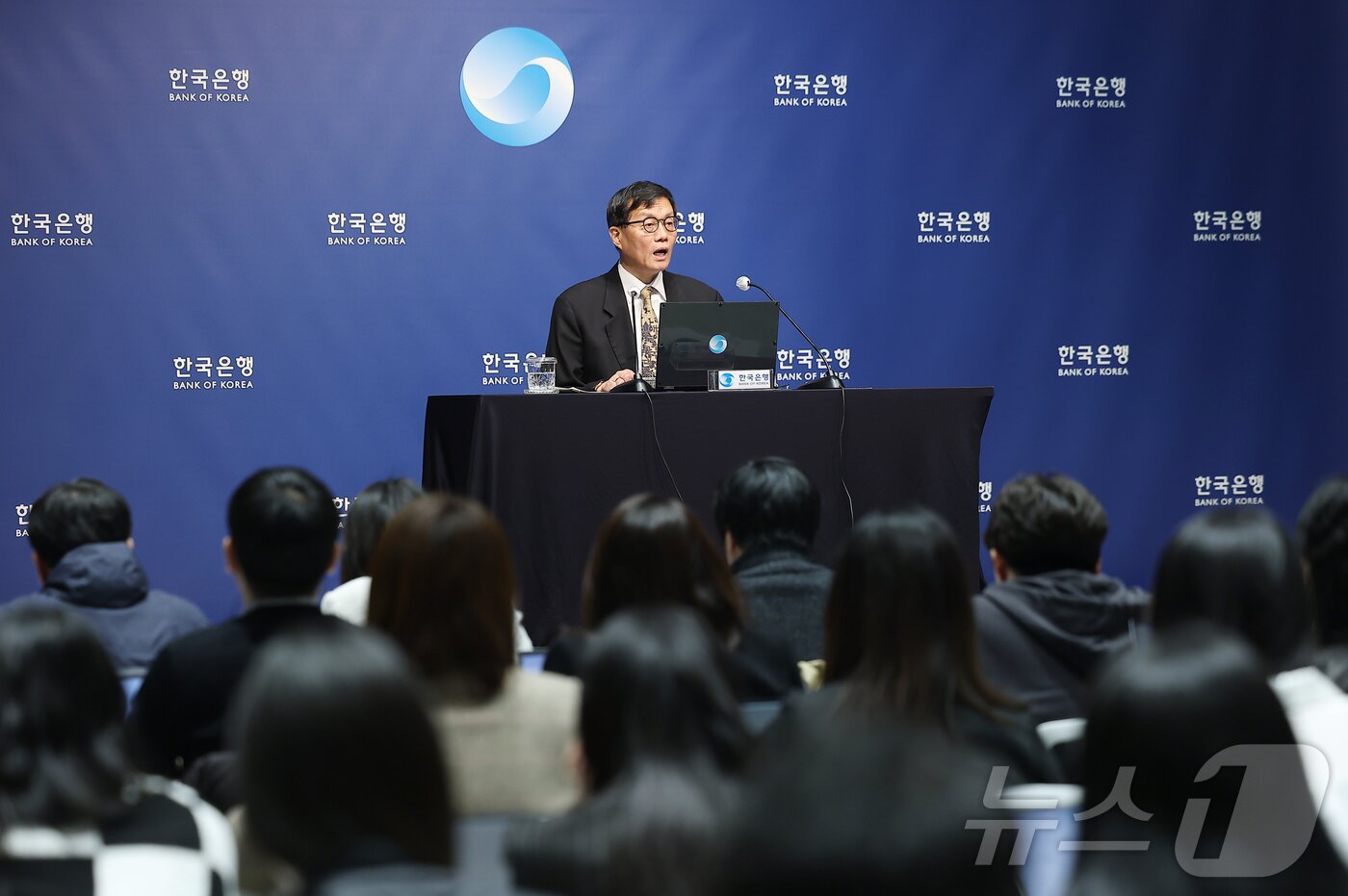 본문 이미지 - 이창용 한국은행 총재가 지난 10일 서울 중구 한국은행 본관에서 열린 금융통화위원회 본회의 후 기자간담회에서 발언하고 있다. 2026.4.10 ⓒ 뉴스1 사진공동취재단
