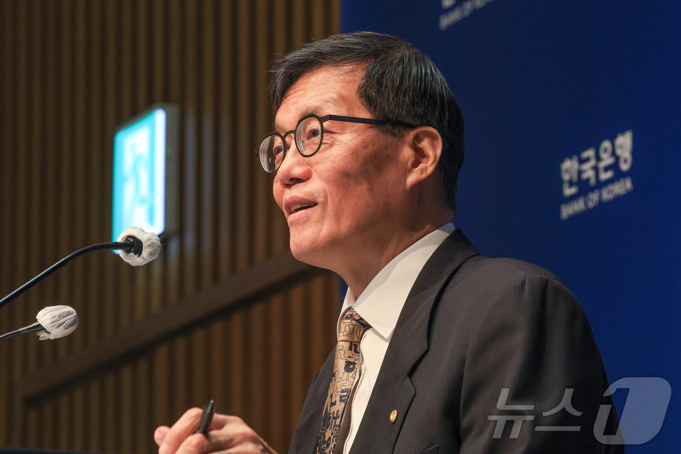 (서울=뉴스1) 사진공동취재단 = 이창용 한국은행 총재가 10일 서울 중구 한국은행에서 열린 통화정책방향 기자간담회에서 취재진 질문에 답하고 있다.  2026.4.10/뉴스1