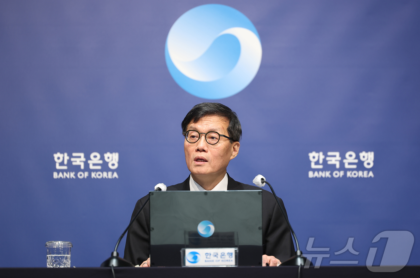 (서울=뉴스1) 사진공동취재단 = 이창용 한국은행 총재가 10일 서울 중구 한국은행 본관에서 열린 금융통화위원회 본회의 후 기자간담회에서 발언하고 있다.  2026.4.10/뉴스1 …