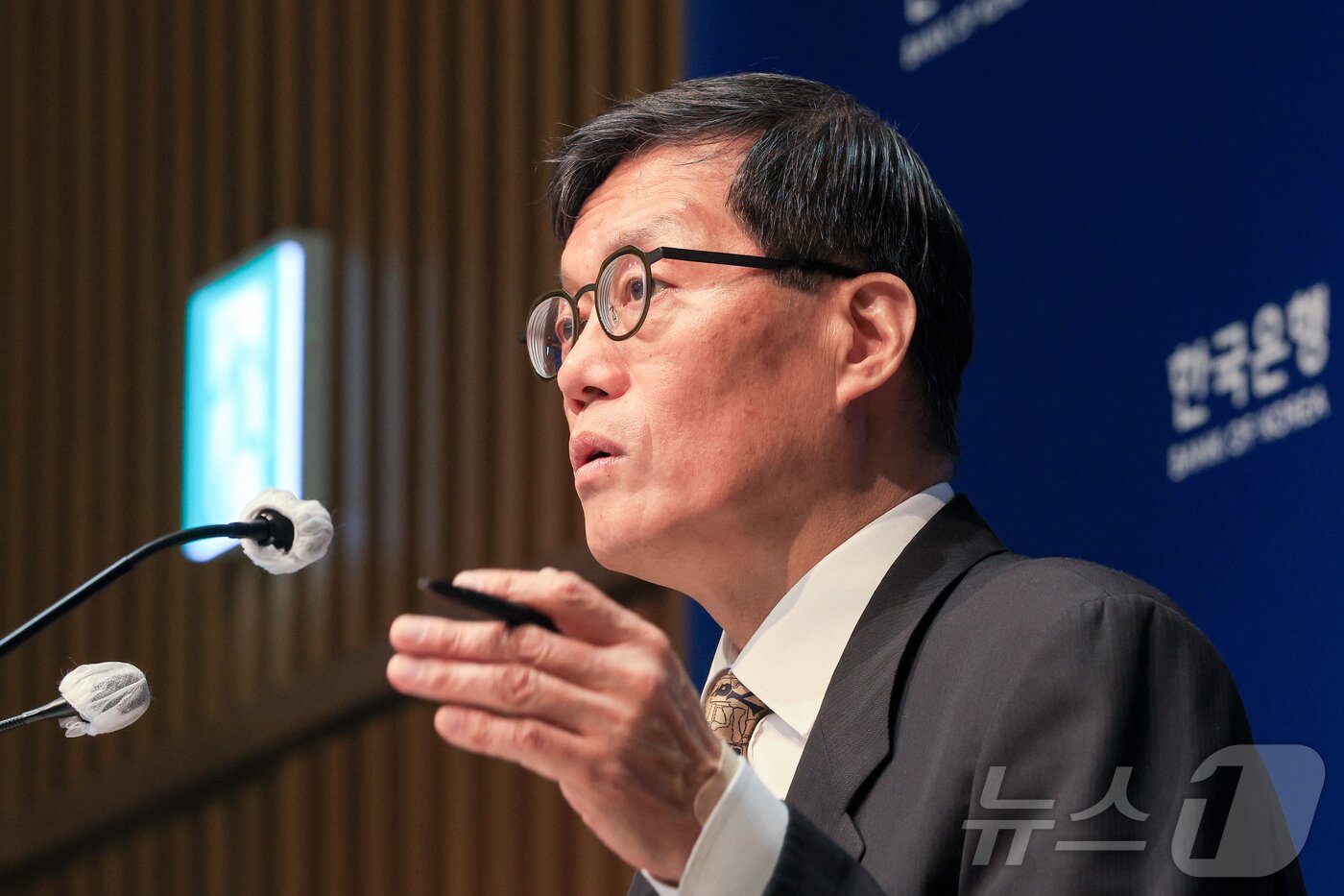 본문 이미지 - 이창용 한국은행 총재가 10일 서울 중구 한국은행에서 열린 통화정책방향 기자간담회에서 취재진 질문에 답하고 있다. 2026.4.10 ⓒ 뉴스1 사진공동취재단