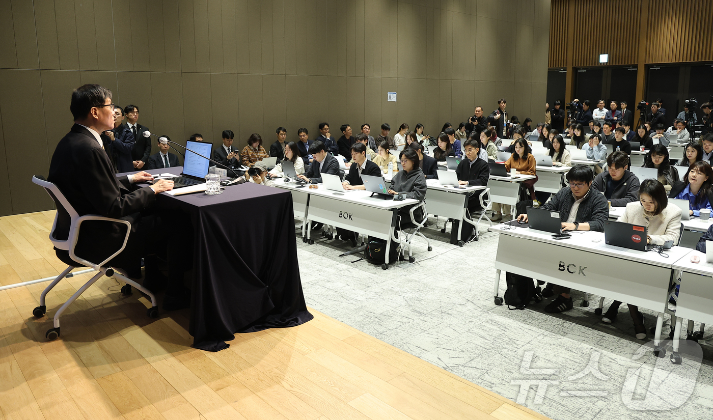 (서울=뉴스1) 사진공동취재단 = 이창용 한국은행 총재가 10일 서울 중구 한국은행 본관에서 열린 금융통화위원회 본회의 후 기자간담회에서 발언하고 있다.  2026.4.10/뉴스1 …