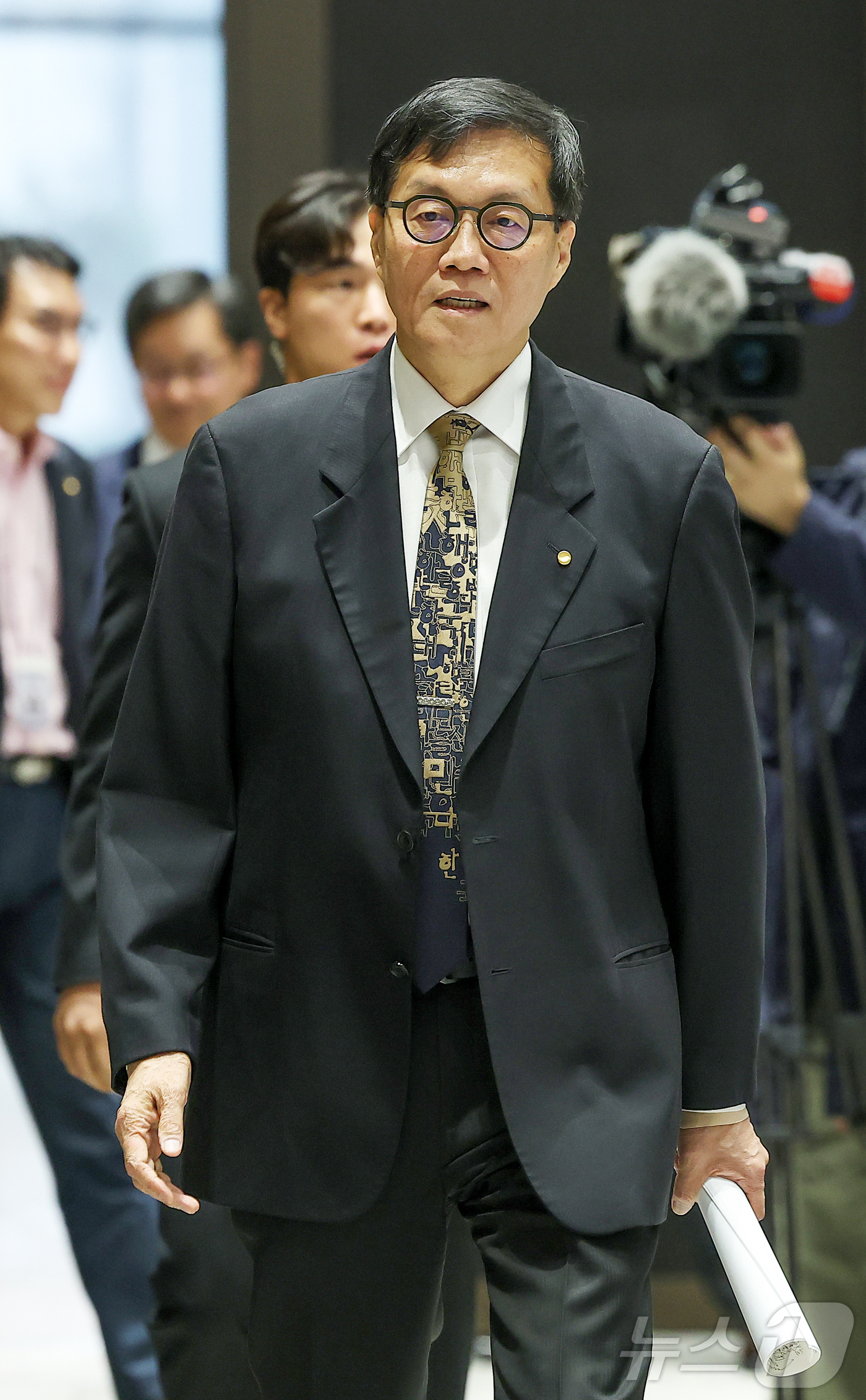 (서울=뉴스1) 사진공동취재단 = 이창용 한국은행 총재가 10일 서울 중구 한국은행 본관에서 열린 금융통화위원회 본회의 후 기자간담회에 들어서고 있다.  2026.4.10/뉴스1