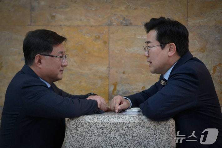 본문 이미지 - 왼쪽부터 김성환 장관과 박찬대 의원 모습 (박 의원 페이스북.재판매 및 DB금지) .