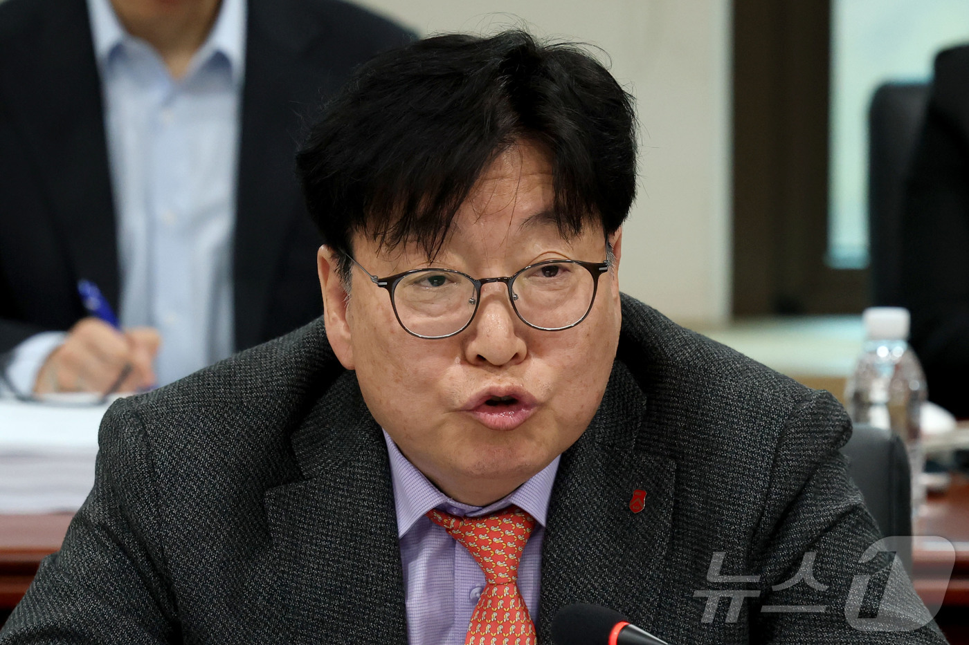 (과천=뉴스1) 이광호 기자 = 이상근 방송미디어통신위원회 비상임위원이 10일 오전 경기도 과천시 정부과천청사 방송미디어통신위원회에서 열린 제1차 위원회 회의에서 발언하고 있다. …