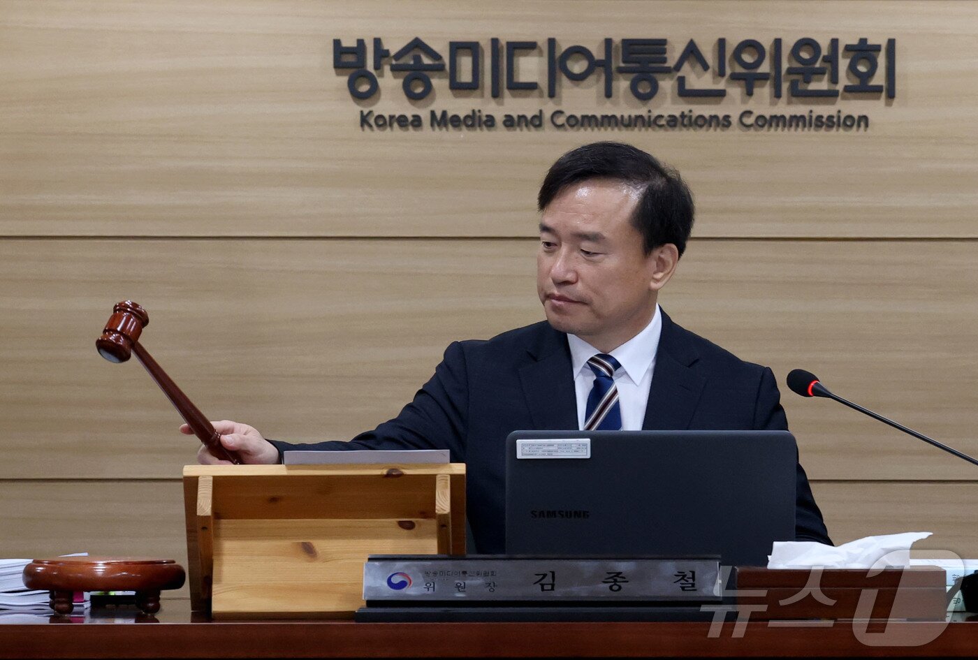 본문 이미지 - 김종철 방송미디어통신위원장이 10일 오전 경기도 과천시 정부과천청사 방송미디어통신위원회에서 열린 제1차 위원회 회의를 주재하고 있다. 2026.4.10 ⓒ 뉴스1 이광호 기자