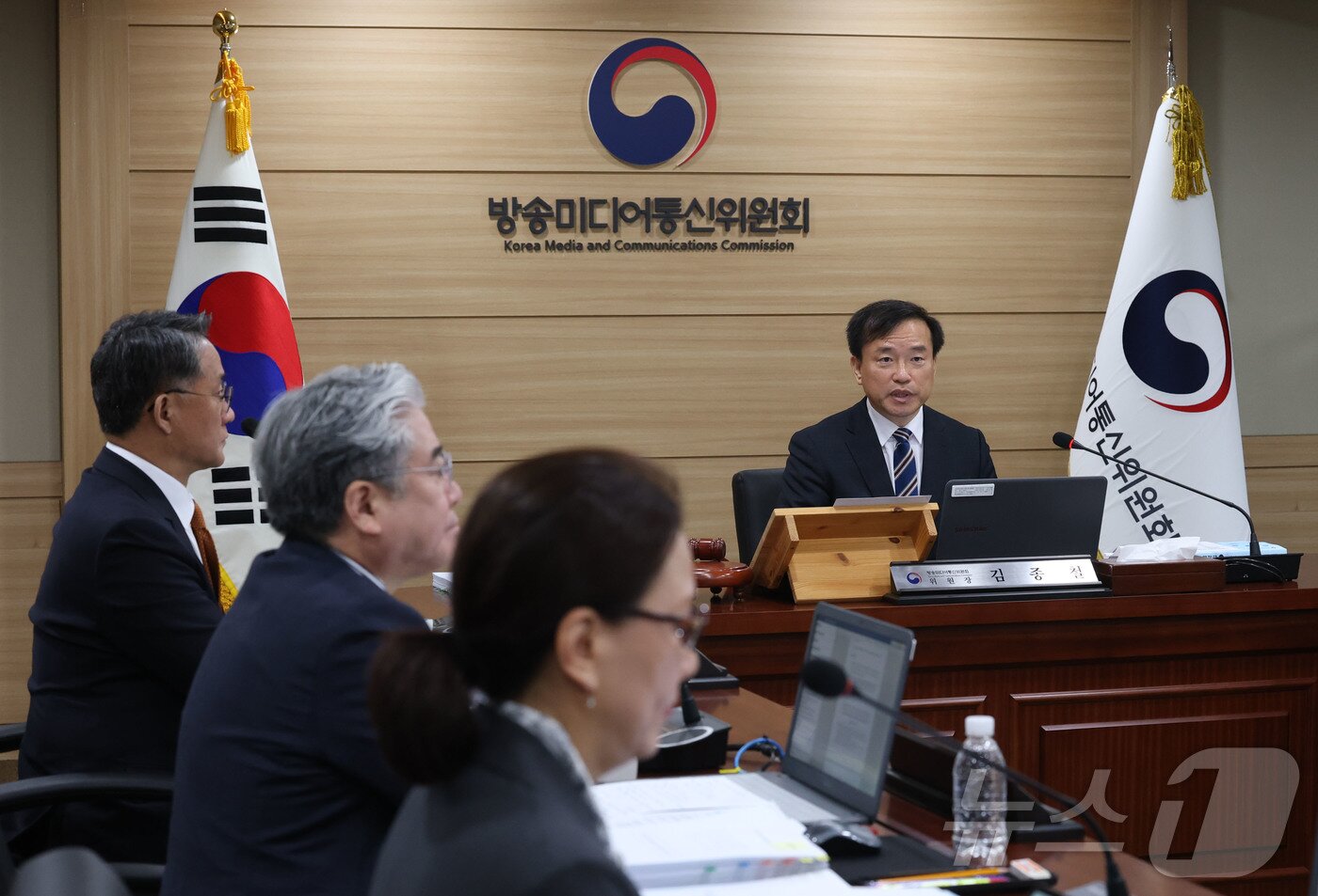 본문 이미지 - 김종철 방송미디어통신위원장이 10일 오전 경기도 과천시 정부과천청사 방송미디어통신위원회에서 열린 제1차 위원회 회의에서 발언하고 있다. 2026.4.10 ⓒ 뉴스1 이광호 기자