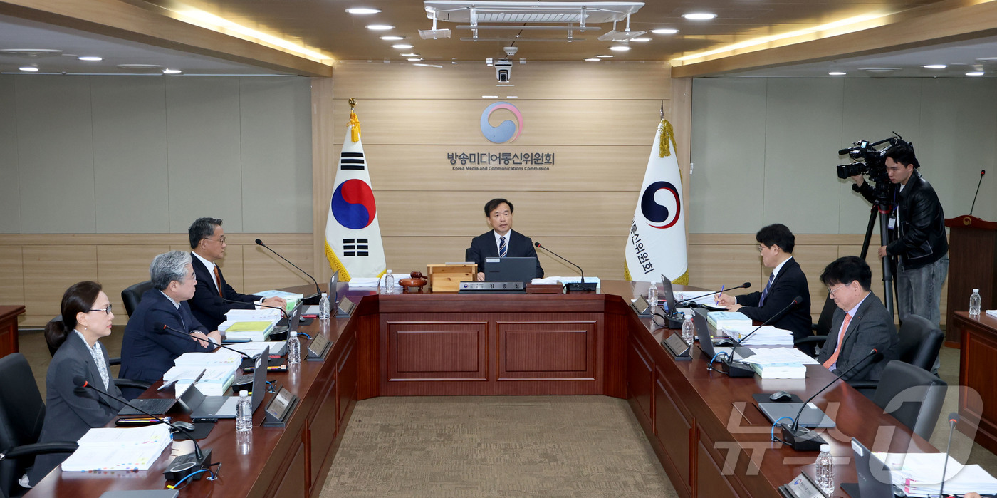 (과천=뉴스1) 이광호 기자 = 김종철 방송미디어통신위원장이 10일 오전 경기도 과천시 정부과천청사 방송미디어통신위원회에서 열린 제1차 위원회 회의를 주재하고 있다.이날 회의는 방 …