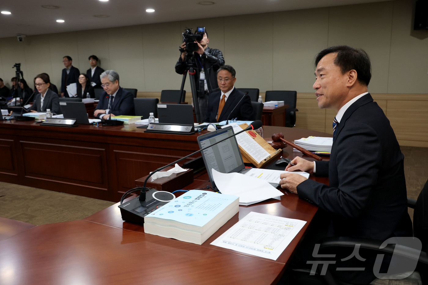 (과천=뉴스1) 이광호 기자 = 김종철 방송미디어통신위원장이 10일 오전 경기도 과천시 정부과천청사 방송미디어통신위원회에서 열린 제1차 위원회 회의에서 발언하고  있다.  2026 …