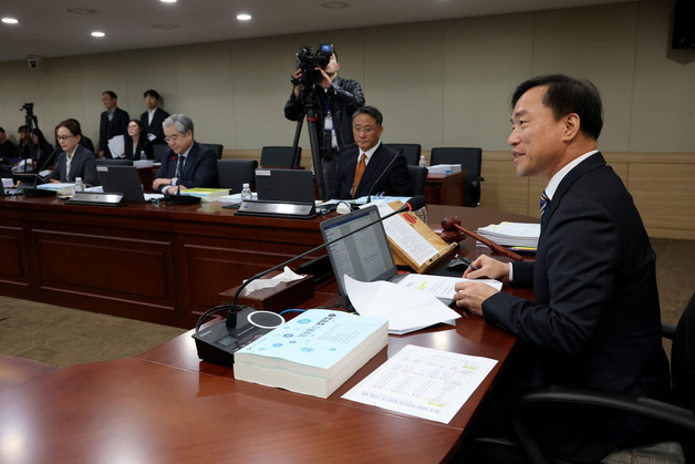 김종철 위원장, 방미통위 첫 전체회의 주재