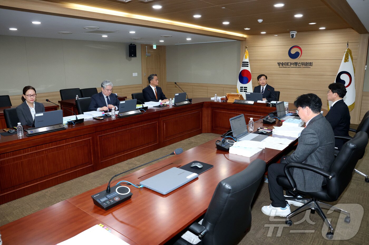 본문 이미지 - 사진은 방송미디어통신위원회 제1차 전체회의 당시. 2026.4.10 ⓒ 뉴스1 이광호 기자
