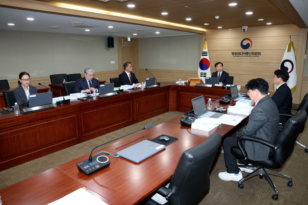 방미통위 출범 6개월, 첫 전체회의