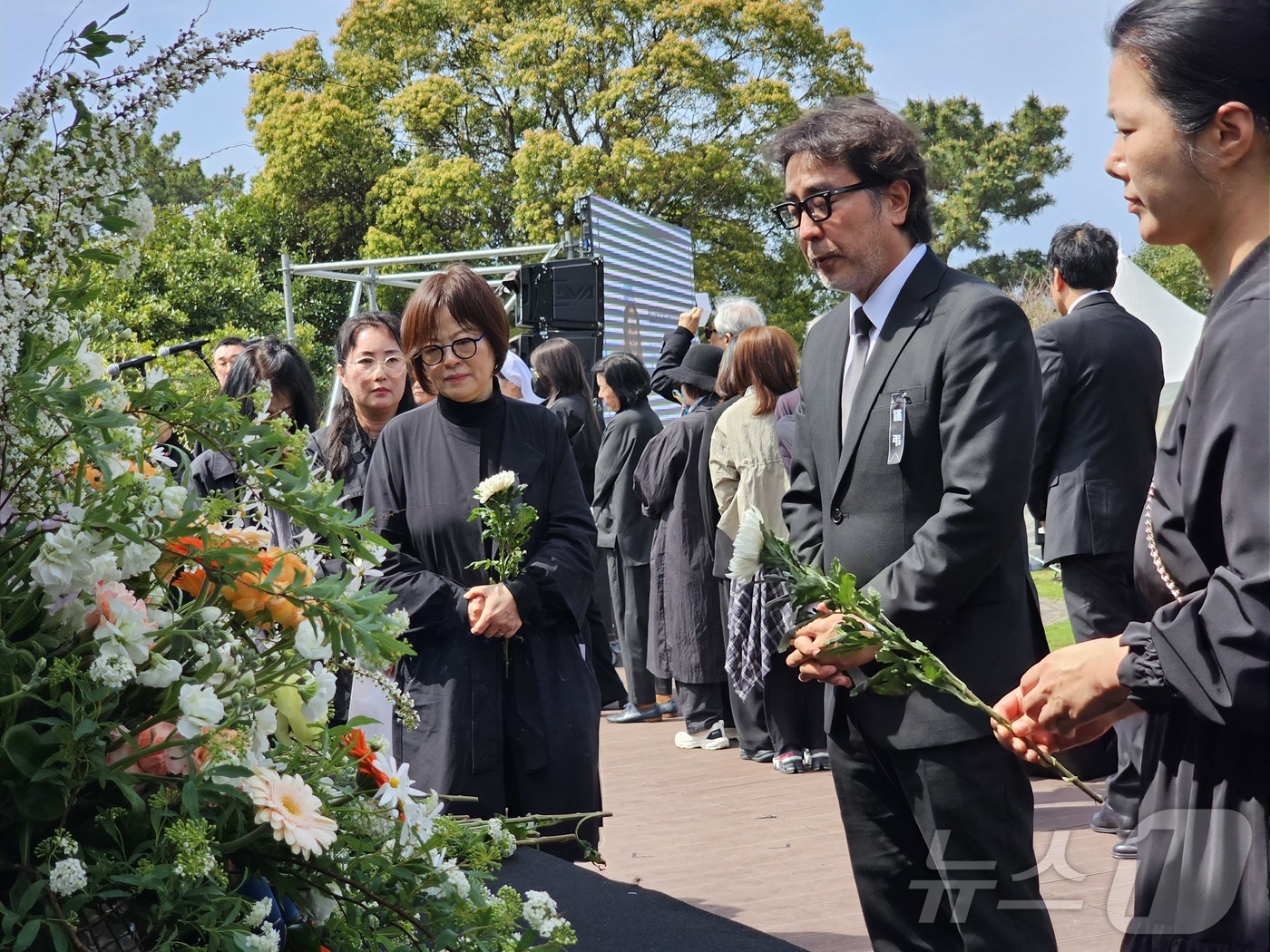 (제주=뉴스1) 홍수영 기자 = 10일 오전 제주 서귀포시 정방동 올레길 6코스 서복공원 잔디광장에서 故(고) 서명숙 제주올레 이사장 영결식이 엄수되고 있다. 2026.4.10/뉴 …