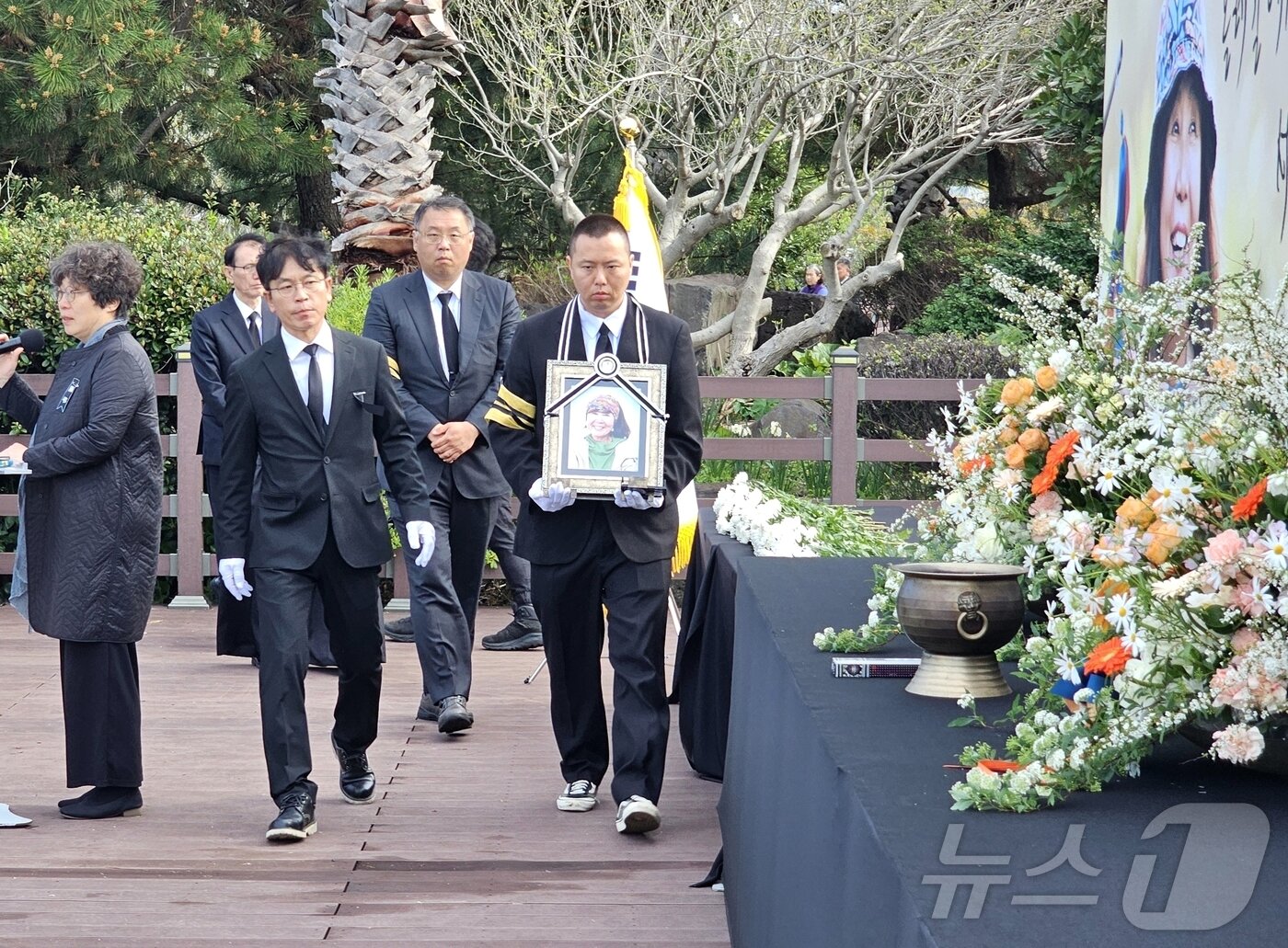 본문 이미지 - 10일 오전 제주 서귀포시 정방동 올레길 6코스 서복공원 잔디광장에서 故(고) 서명숙 제주올레 이사장 영결식이 엄수되고 있다. 2026.4.10 ⓒ 뉴스1 홍수영 기자