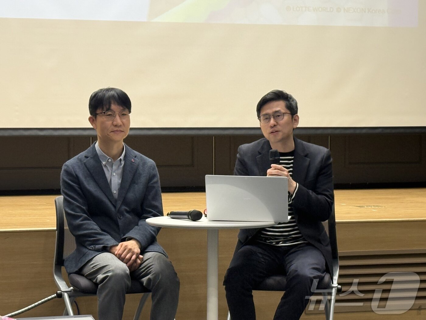 본문 이미지 - 지난 7일 오후 롯데월드 어드벤처가 진행한 간담회에서 질문에 답변하는 이해열 롯데월드 마케팅부문장(왼쪽)과 오성민 롯데월드 어트랙션개발팀 수석 ⓒ 뉴스1 윤슬빈 관광전문기자