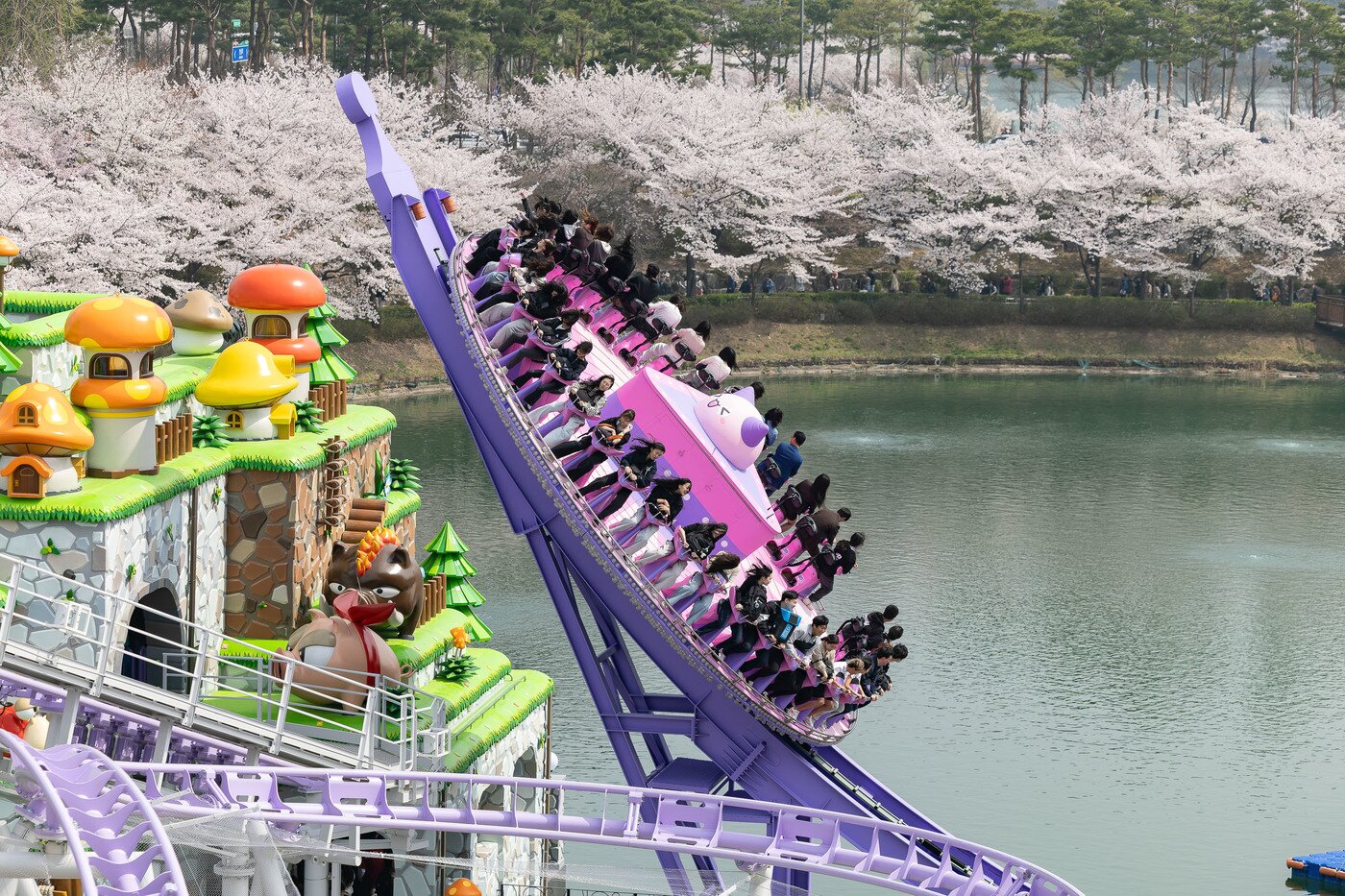 본문 이미지 - 메이플 아일랜드 존의 자이로스핀(롯데월드 어드벤처 제공)