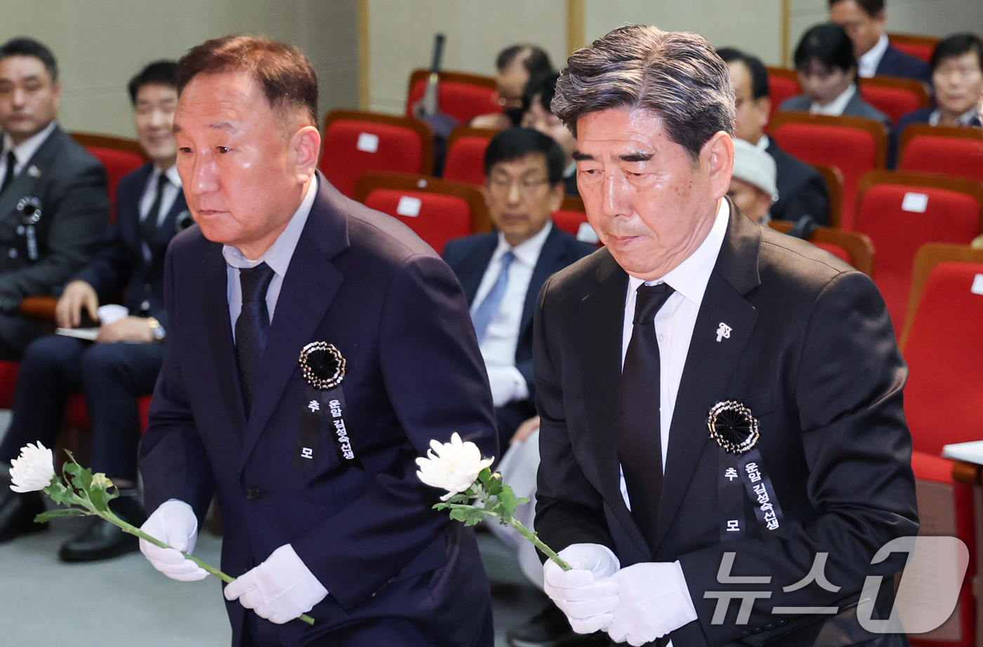 (서울=뉴스1) 안은나 기자 = 민성진 운암김성숙선생기념사업회장이 10일 서울 동작구 국립서울현충원 현충관에서 열린 운암 김성숙 선생 제57주기 추모제에 참석해 헌화하고 있다.운암 …