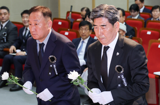 헌화하는 민성진 회장