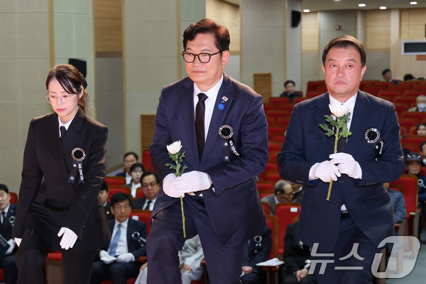 (서울=뉴스1) 안은나 기자 = 송영길 전 더불어민주당 대표와 윤준호 전 의원이 10일 서울 동작구 국립서울현충원 현충관에서 열린 운암 김성숙 선생 제57주기 추모제에 참석해 헌화 …