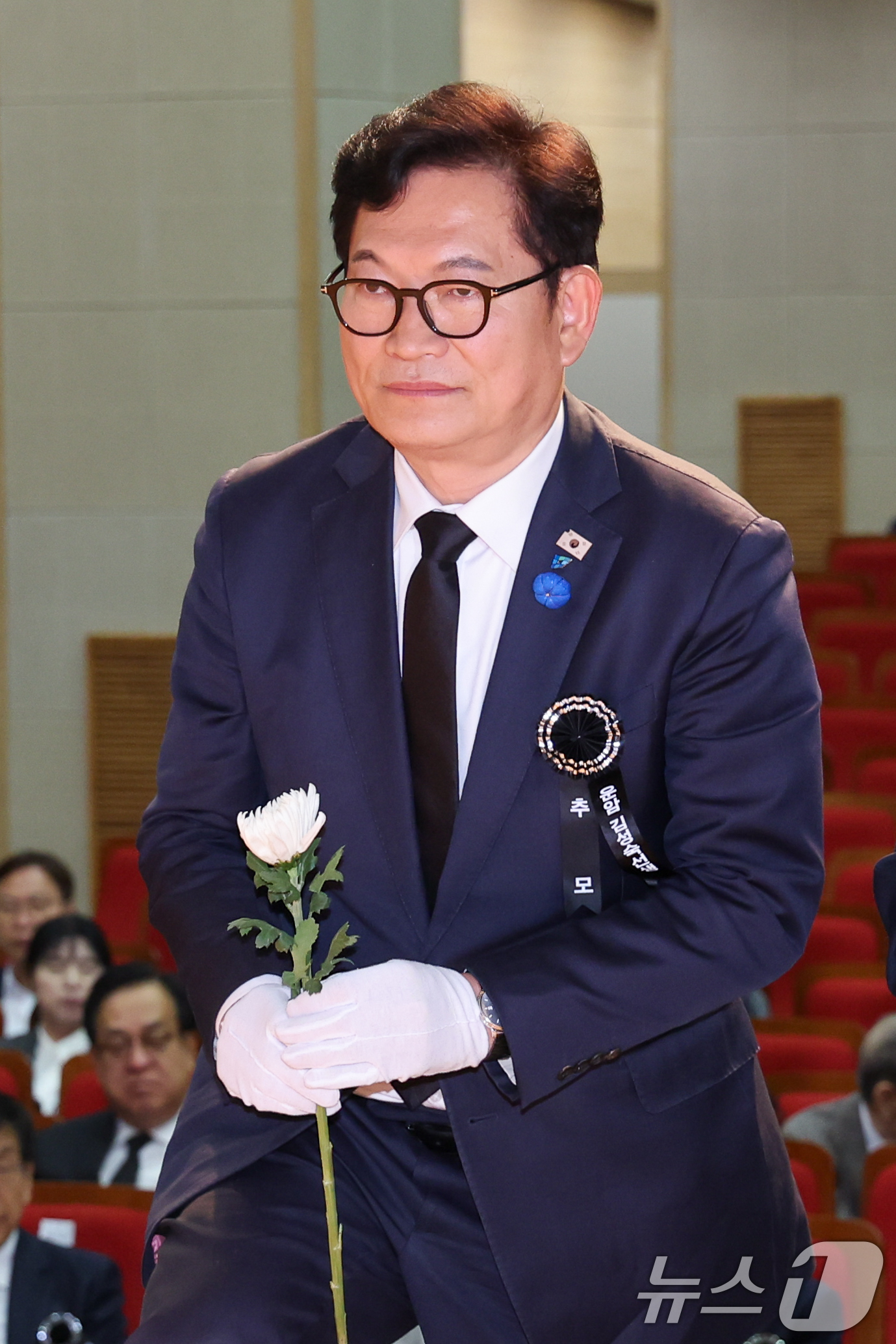 (서울=뉴스1) 안은나 기자 = 송영길 전 더불어민주당 대표가 10일 서울 동작구 국립서울현충원 현충관에서 열린 운암 김성숙 선생 제57주기 추모제에 참석해 헌화하고 있다.운암 김 …