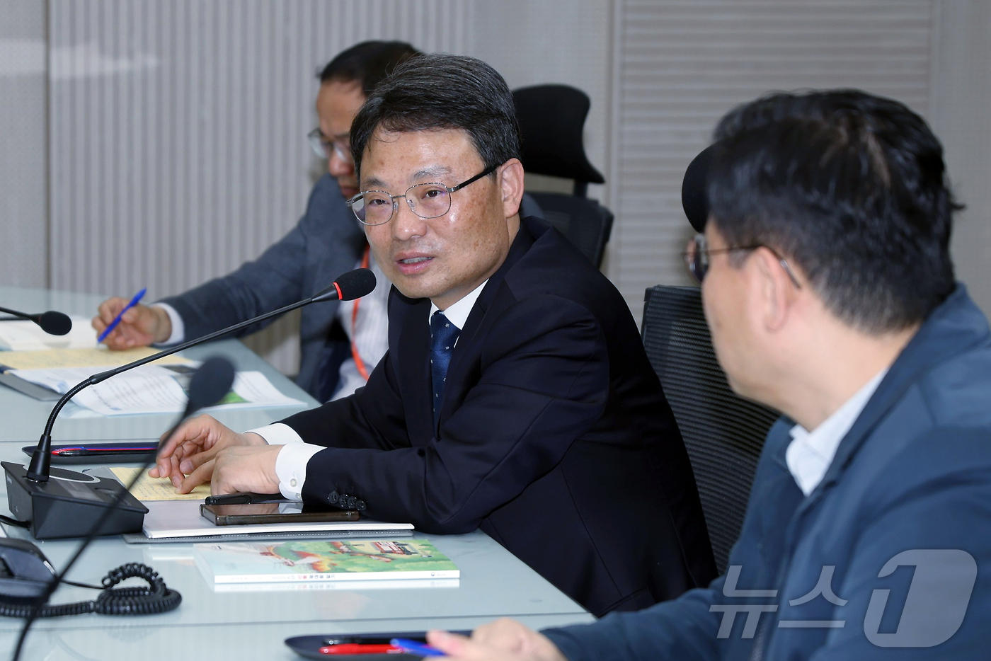 (서울=뉴스1) = 박은식 산림청장이 10일 서울시 동대문구 회기로 국립산림과학원에서 산림재난예측분석체계를 점검하고 있다. (산림청 제공. 재판매 및 DB 금지) 2026.4.10 …