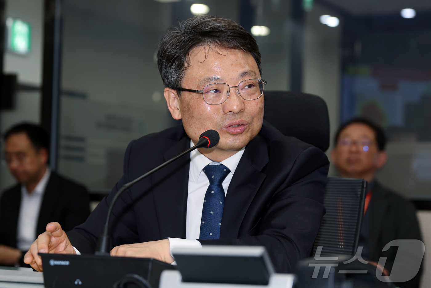 (서울=뉴스1) = 박은식 산림청장이 10일 서울시 동대문구 회기로 국립산림과학원에서 산림재난예측분석체계를 점검하고 있다. (산림청 제공. 재판매 및 DB 금지) 2026.4.10 …