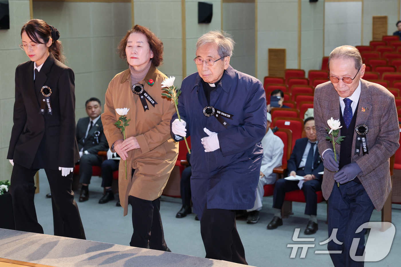 (서울=뉴스1) 안은나 기자 = 함세웅 항일독립선열선양단체연합 회장이 10일 서울 동작구 국립서울현충원 현충관에서 열린 운암 김성숙 선생 제57주기 추모제에 참석해 헌화하고 있다. …