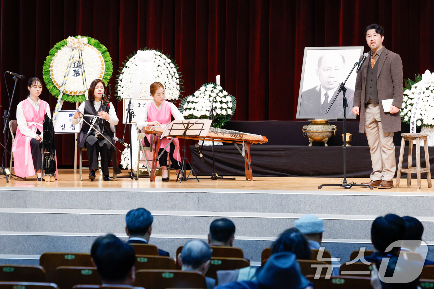 (서울=뉴스1) 안은나 기자 = 배우 황건이 10일 서울 동작구 국립서울현충원 현충관에서 열린 운암 김성숙 선생 제57주기 추모제에 참석해 김 선생의 혁명일기를 낭독하고 있다.운암 …