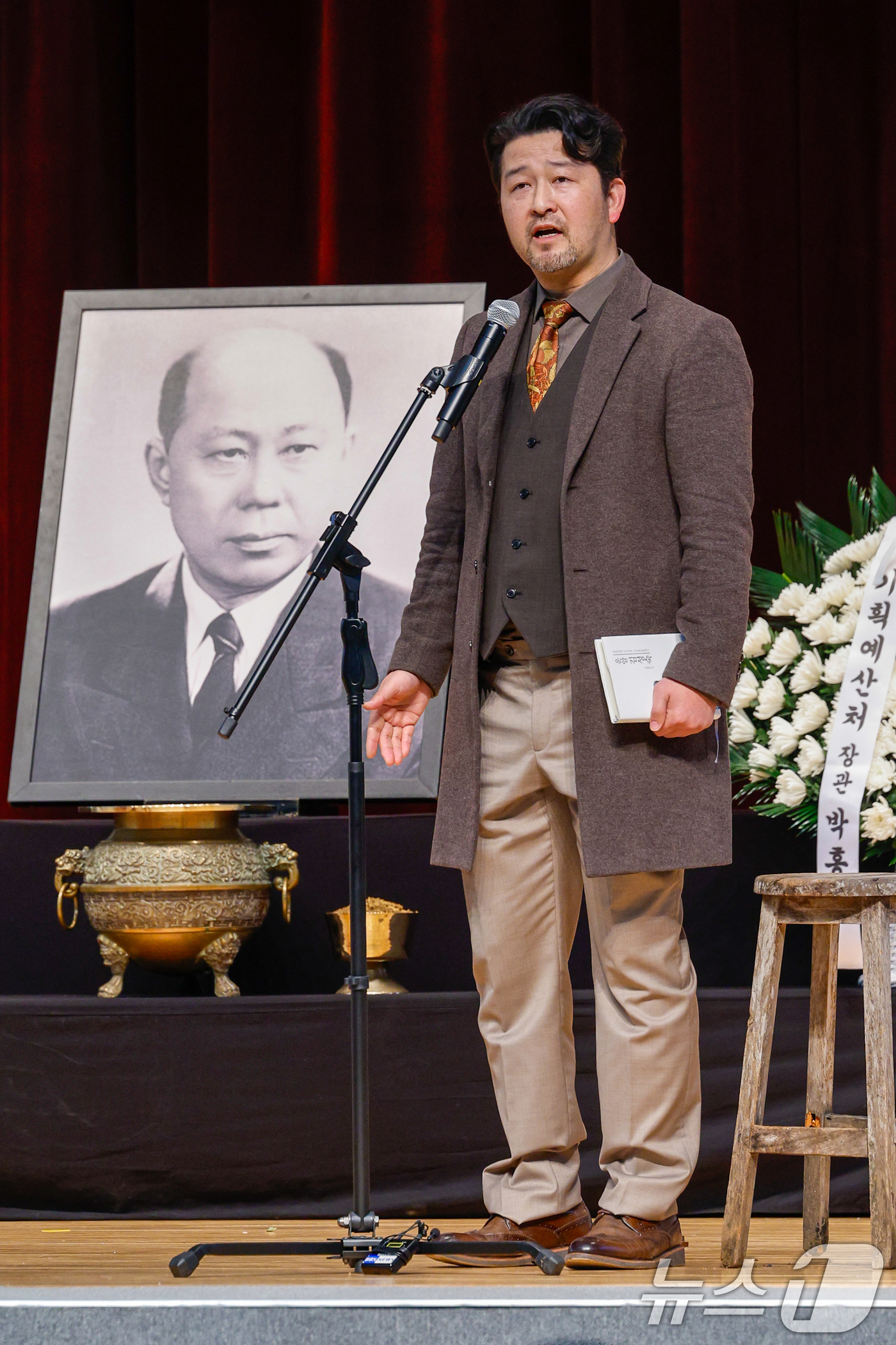 (서울=뉴스1) 안은나 기자 = 배우 황건이 10일 서울 동작구 국립서울현충원 현충관에서 열린 운암 김성숙 선생 제57주기 추모제에 참석해 김 선생의 혁명일기를 낭독하고 있다.운암 …