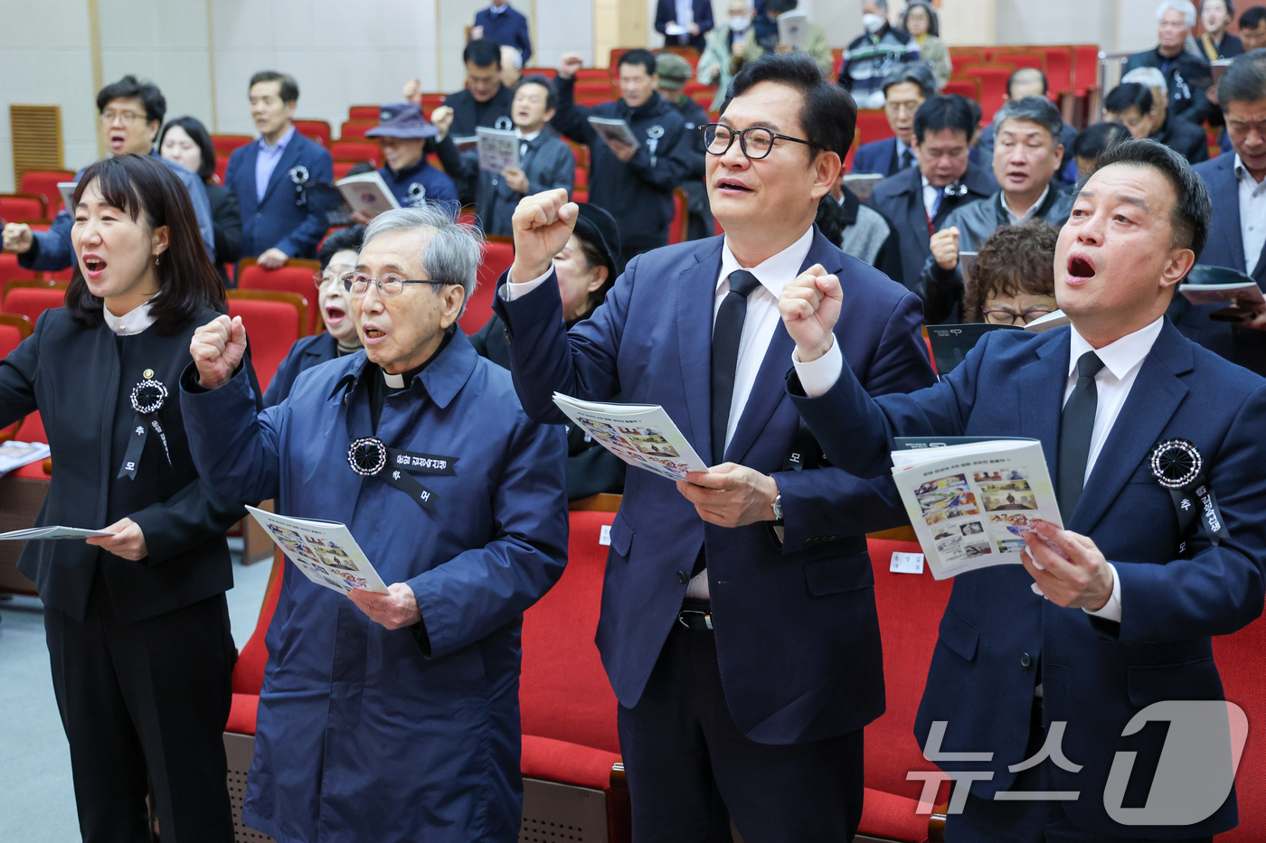 (서울=뉴스1) 안은나 기자 = 강윤진 국가보훈부 차관(앞줄 왼쪽부터), 함세웅 항일독립선열선양단체연합 회장, 송영길 전 더불어민주당 대표, 윤준호 전 의원이 10일 서울 동작구 …