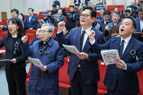 독립군가 부르는 강윤진·함세웅·송영길·윤준호