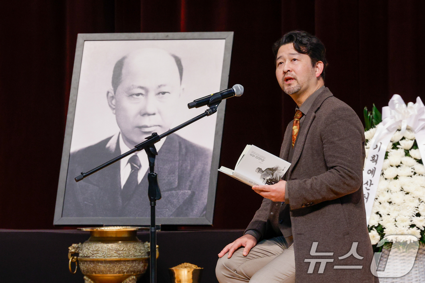 (서울=뉴스1) 안은나 기자 = 배우 황건이 10일 서울 동작구 국립서울현충원 현충관에서 열린 운암 김성숙 선생 제57주기 추모제에 참석해 김 선생의 혁명일기를 낭독하고 있다.운암 …