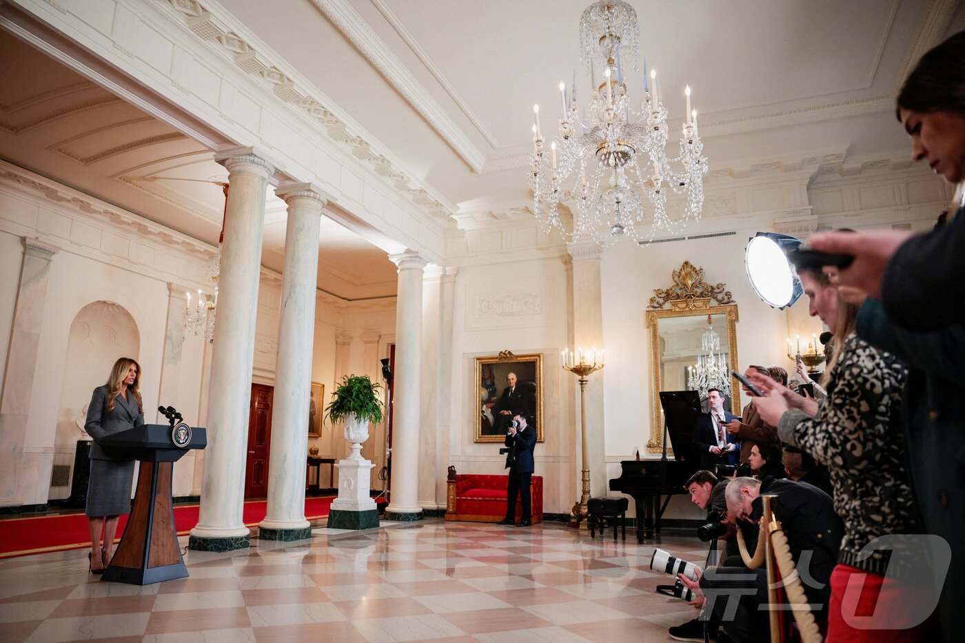 본문 이미지 - 도널드 트럼프 미국 대통령 부인 멜라니아 여사가 9일(현지 시간) 백악관에서 성명을 발표하고 있다. ⓒ 로이터=뉴스1